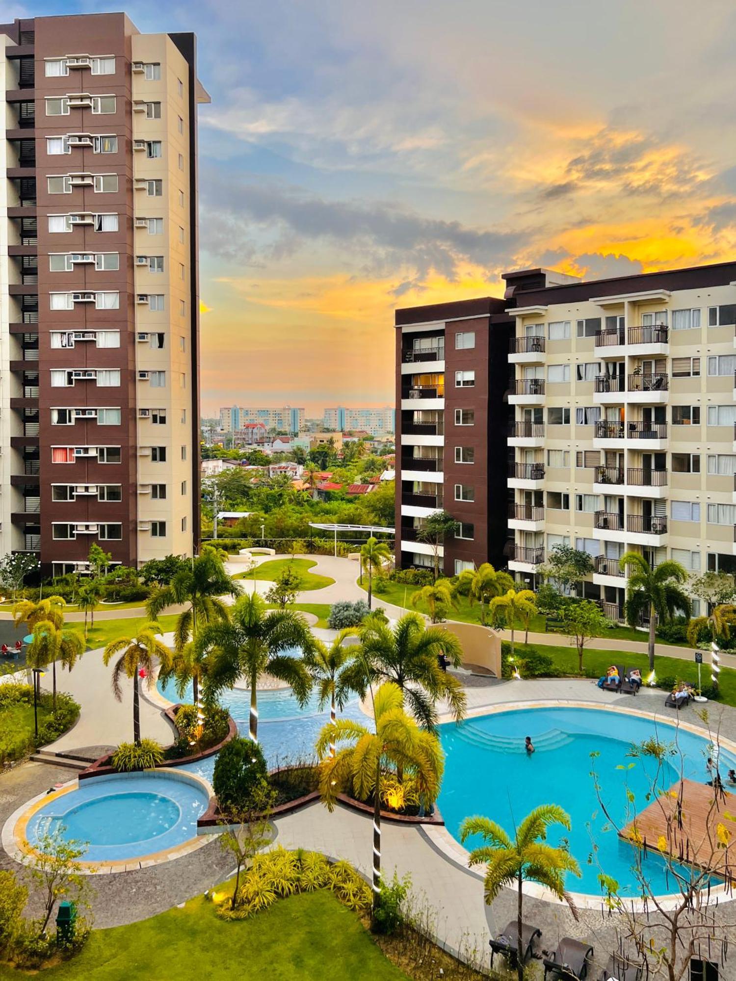 * * *H Incomparable Value Iloilo City Exterior photo